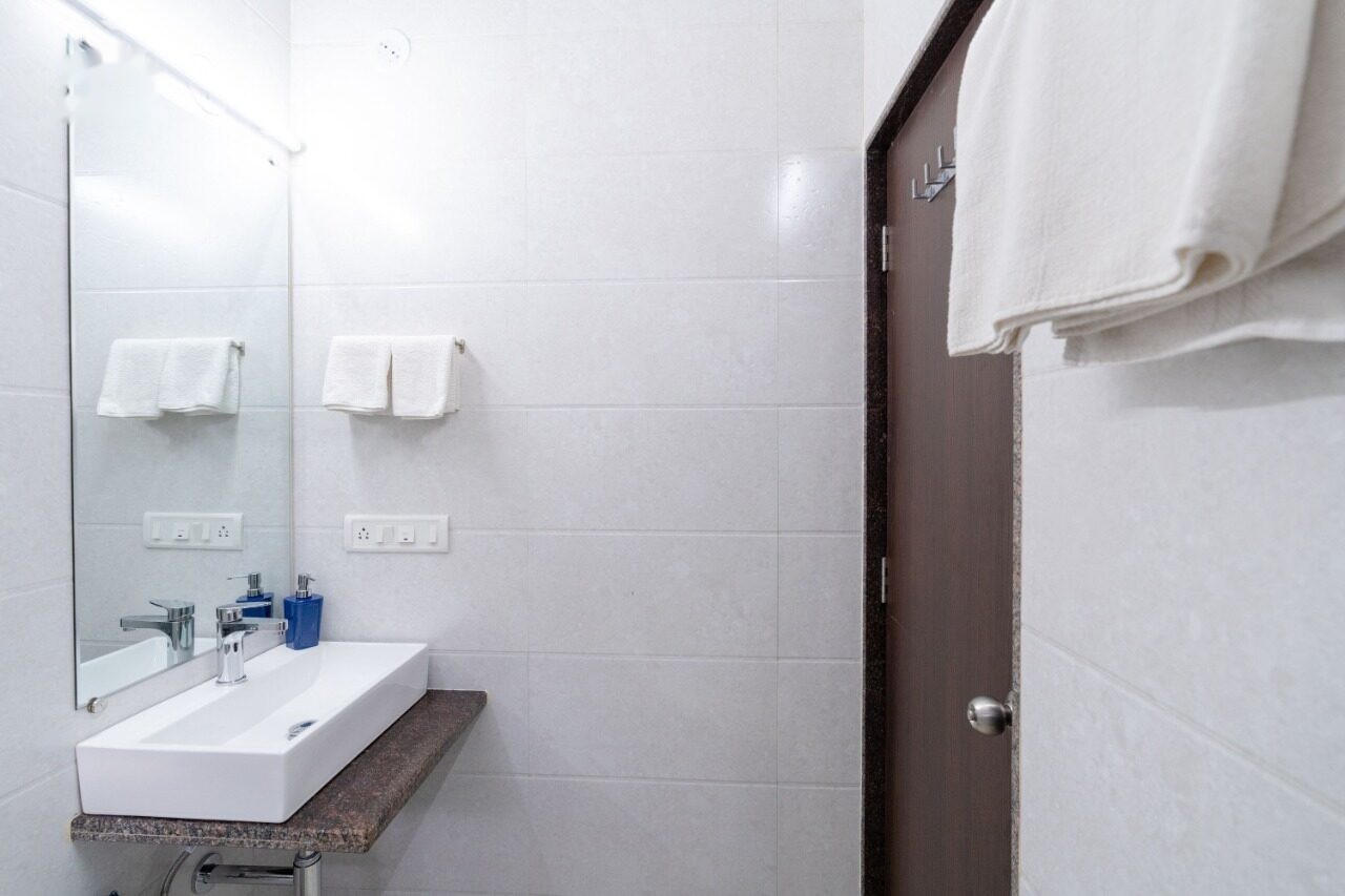 Modern en-suite bathroom
